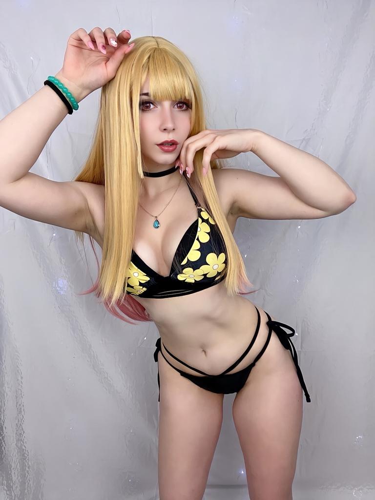 Lady Pizza Hug – Marin Kitagawa Bikini