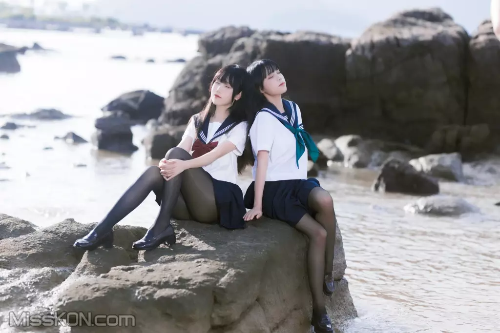 Coser@不呆猫 & 三無人型: 水手服百合黑丝 (51 photos + 1 videos)