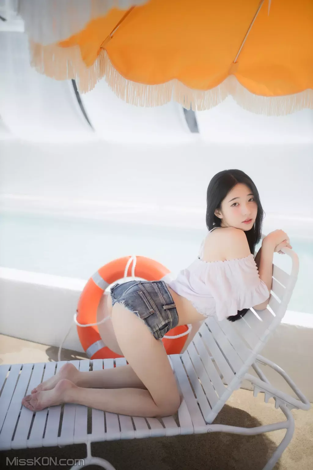 Yeon Woo (연우): Mini Photobook (18 photos)