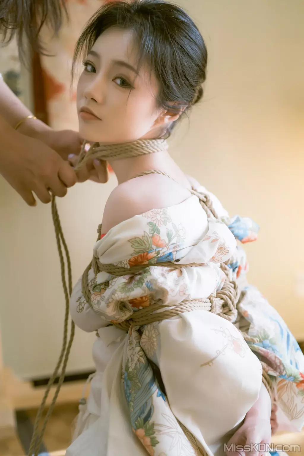 Coser@桃良阿宅: 紧缚 (56 photos)