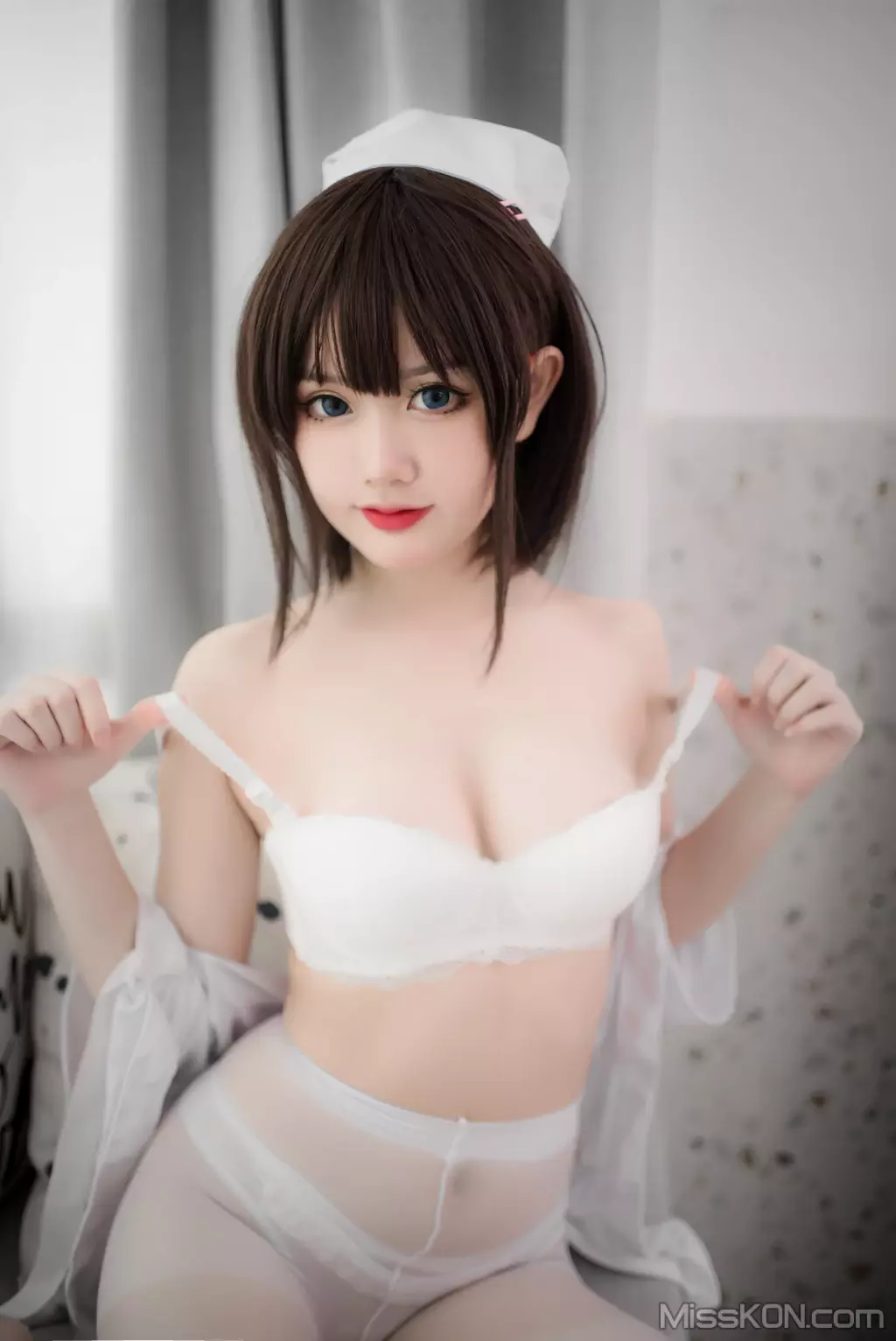 Coser@您的蛋蛋: 白丝护士 (40 photos)