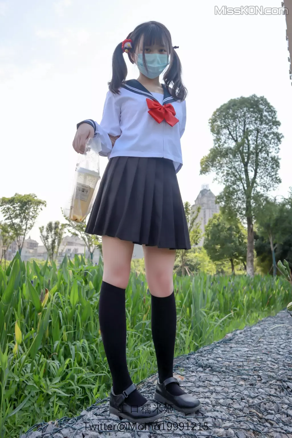 Coser@工口糯米姬: 痴女露出 (49 photos + 1 video)