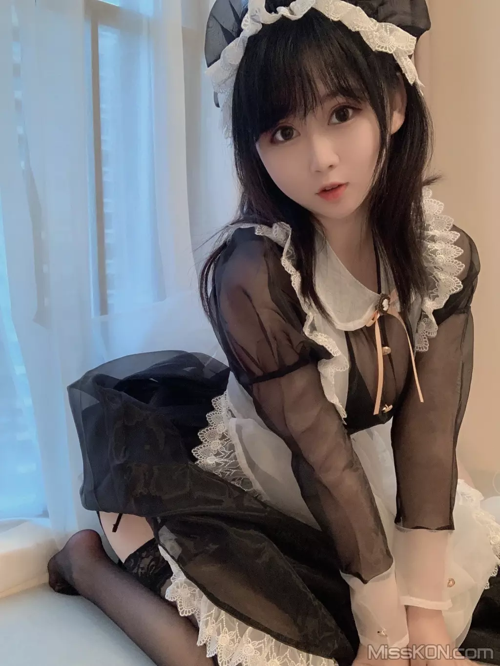 Coser@蜜桃少女是依酱呀: 黑丝女仆 (30 photos + 2 videos)