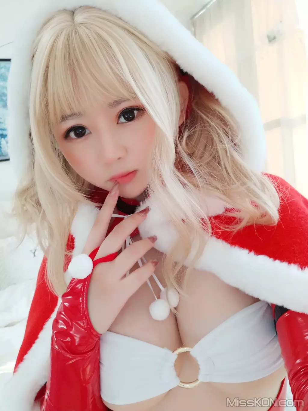 Coser@蜜桃少女是依酱呀: 雪夜锦礼 (29 photos)