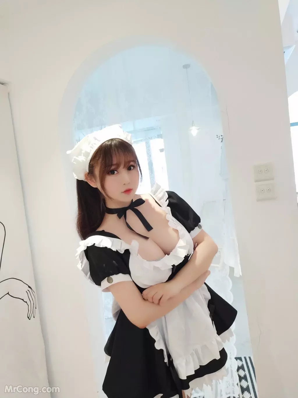 Coser@蜜桃少女是依酱呀: 女仆2.0 (26 photos)