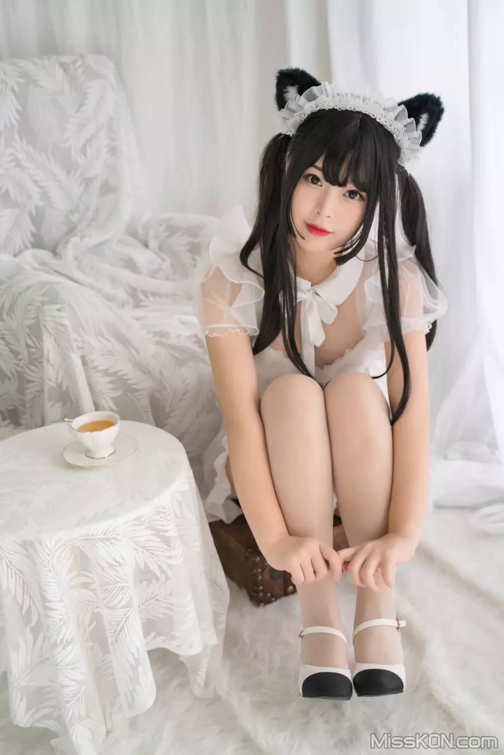 Coser@白烨: 白猫透明女仆 (88 photos + 8 videos)